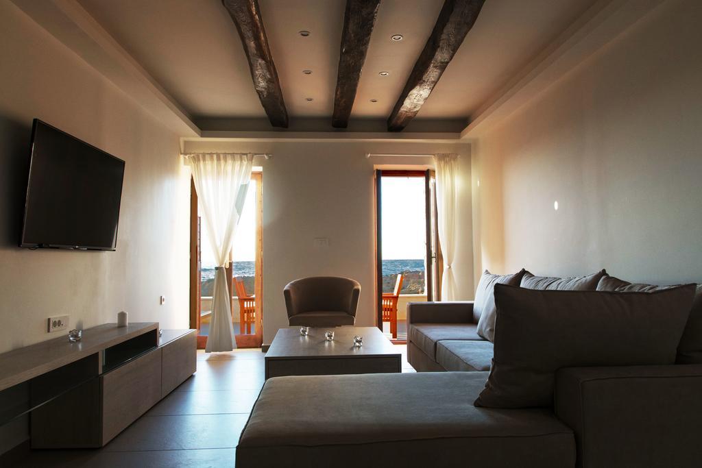 Ocean Waves Chania (Crete) Exterior photo